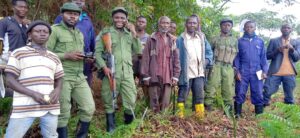 Ecogardes du parc des Virunga et population de Kyakaba lors de la matérialisation de la limite